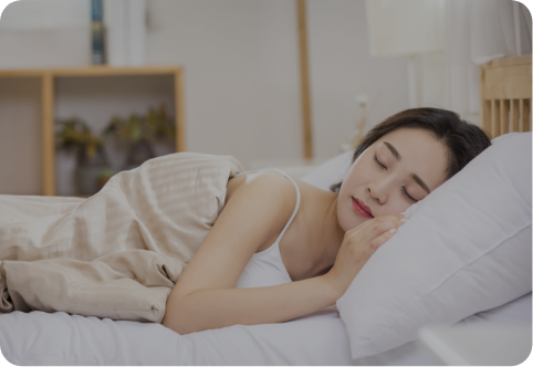 침대에 누워있는 여성