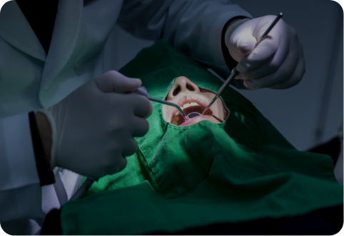 치과치료중인 환자와 의사